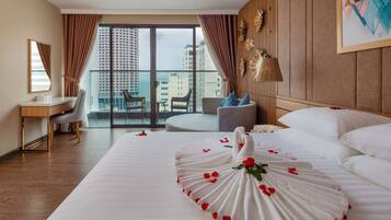 Habitació Deluxe, balcó, vistes al mar | Caixa forta a l'habitació i escriptori