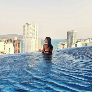 من حمّامات السباحة المغطاة