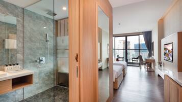 Deluxe Room, Balcony, City View | Peti besi dalam bilik, meja, ruang kerja komputer riba