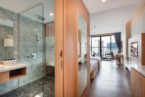 Deluxe Room, Balcony, City View | Peti besi dalam bilik, meja, ruang kerja komputer riba 