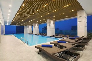 Kolam renang tertutup 