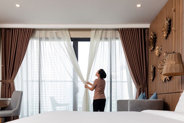 خزنة داخل الغرفة ومكتب ومساحة عمل للكمبيوتر المحمول وستائر تعتيم