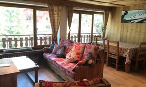 Living area - Apartment in Valloire Near Ski Gondola (Valloire)