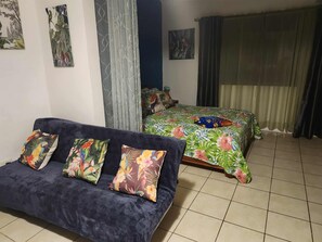 1 bedroom, iron/ironing board, WiFi, bed sheets - A tropical beach is a three-minute walk away (Playas Del Coco)