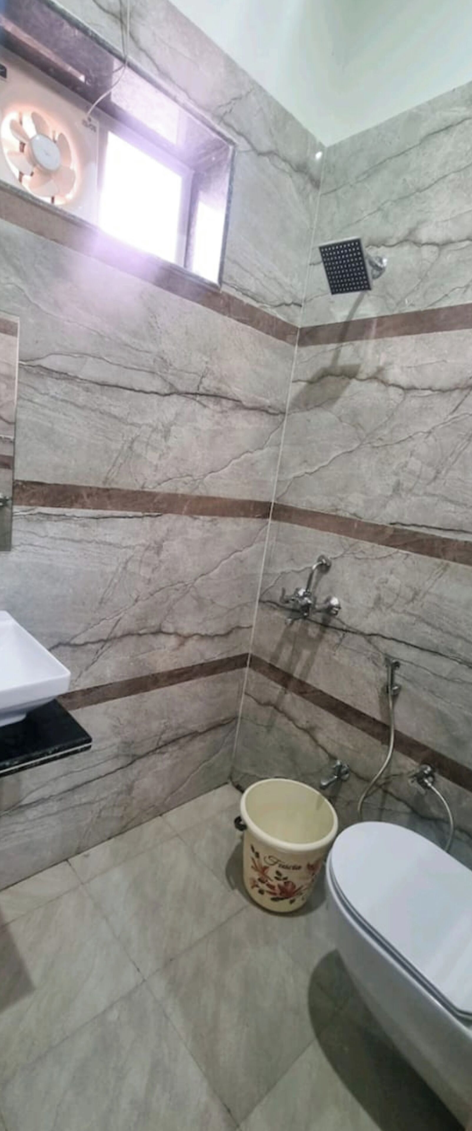 Habitación doble superior, Aire acondicionado | Baño | Ducha, cabezal de ducha tipo lluvia, zapatillas y toallas