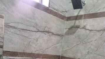 Habitación doble superior, Aire acondicionado | Baño | Ducha, cabezal de ducha tipo lluvia, zapatillas y toallas