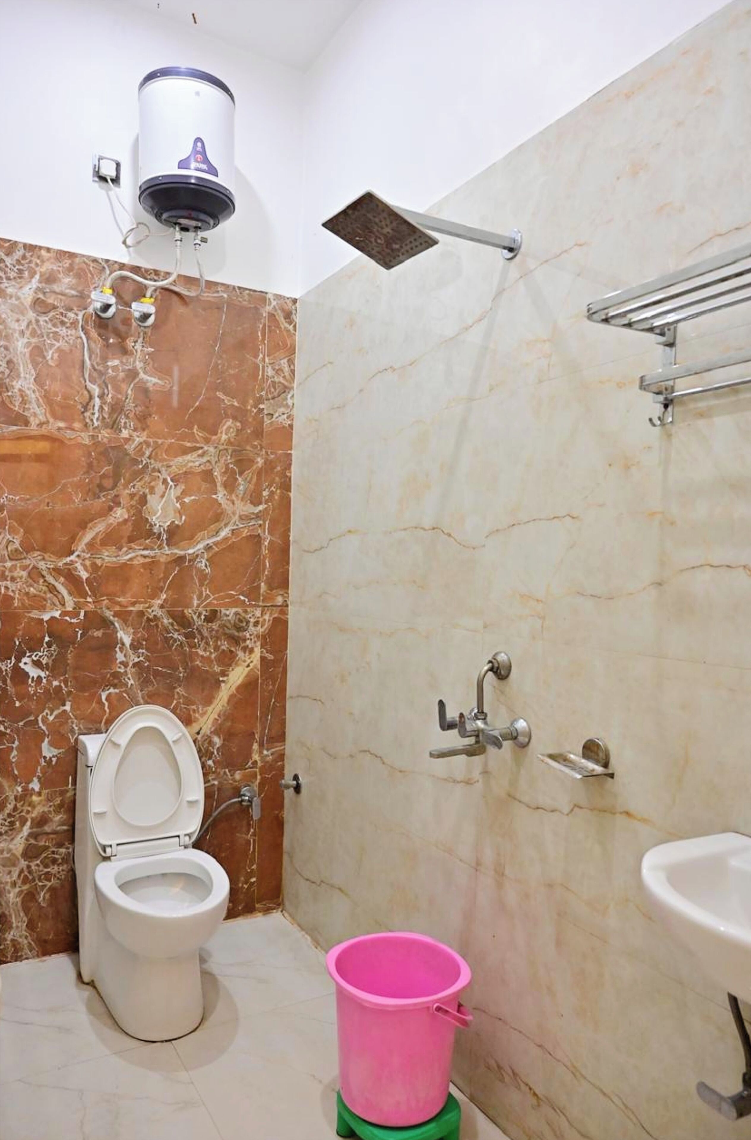 Kamar Double Deluks, AC | Kamar mandi | Shower, pancuran hujan, sandal, dan handuk