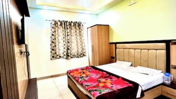 Hypo-allergenic bedding, desk, soundproofing, free WiFi