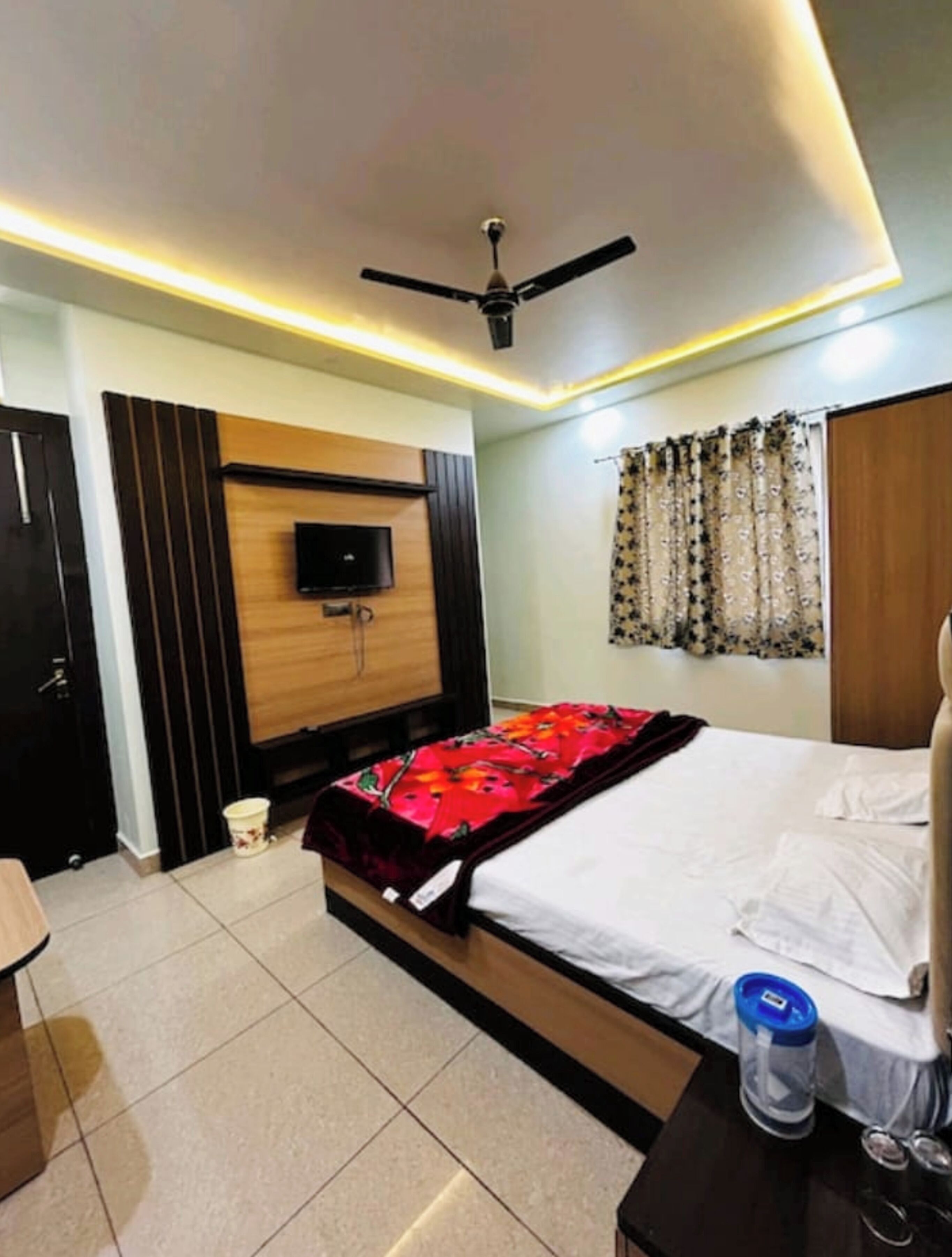 Ropa de cama hipoalergénica, escritorio y sistema de insonorización 