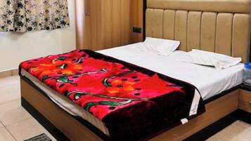 Deluxe Double Room, Air conditioning | Hypo-allergenic bedding, desk, soundproofing, free WiFi