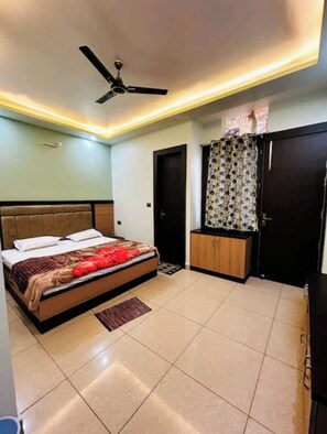 Quarto casal superior, ar-condicionado | Roupas de cama antialérgicas, escrivaninha, quartos à prova de som