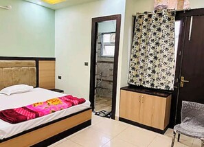 Quarto casal superior, ar-condicionado | Roupas de cama antialérgicas, escrivaninha, quartos à prova de som