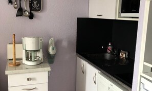 Fridge, microwave, dishwasher, cookware/dishes/utensils - Alpe D'huez Apartment IN THE Eclose East District (Huez)