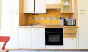 Fridge, microwave, oven, coffee/tea maker - Apartment in Antibes Near Provencal Market (Antibes)