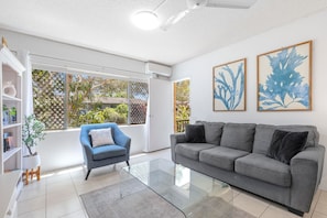 TV - Budget Beachside Ground Floor Resort pool spa @201 (Coffs Harbour)