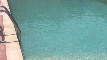 สระว่ายน้ำกลางแจ้ง