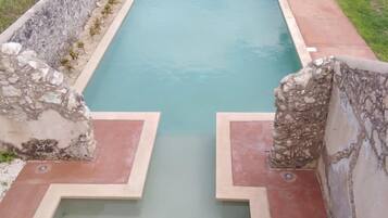 สระว่ายน้ำกลางแจ้ง