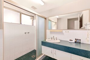 Shower, towels, shampoo - Steps to Ocean-Basic/economy w Pool/Spa/Sauna @213 (Coffs Harbour)