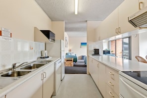 Jääkaappi, mikroaaltouuni, uuni, liesi