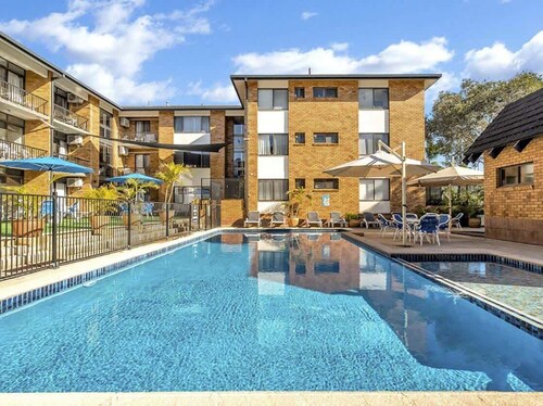 Budget Big Bright but Unrenovated - Pool/spa @231