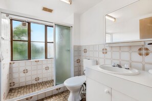 Shower, towels, shampoo - Budget Big Bright but Unrenovated - Pool/spa @231 (Coffs Harbour)