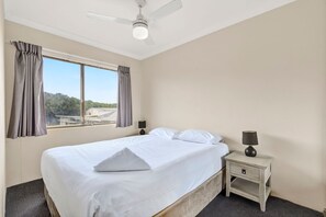 2 bedrooms, iron/ironing board, WiFi, bed sheets - Budget unrenovated breezy w/ pool & spa & BBQ @234 (Coffs Harbour)