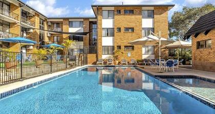 Budget unrenovated breezy w/ pool & spa & BBQ @234