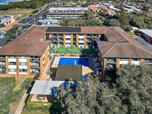 Exterior - Budget unrenovated breezy w/ pool & spa & BBQ @234 (Coffs Harbour)