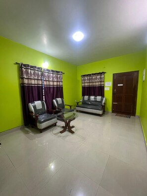 Living area - Essar Cottage (Ootacamund)