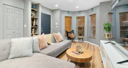 Chicago 1BR Condo w Free Gated Parking & WiFi