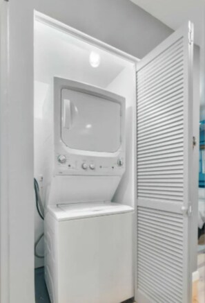 Interior - Chicago 1BR Condo w Free Gated Parking & WiFi (Chicago)