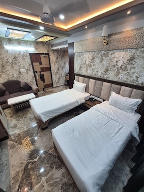 Standardzimmer, Balkon, Stadtblick | Schreibtisch, laptopgeeigneter Arbeitsplatz, kostenloses WLAN