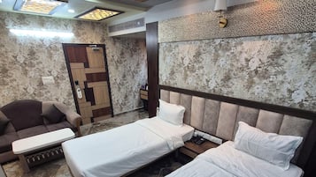 Standardzimmer, Balkon, Stadtblick | Schreibtisch, laptopgeeigneter Arbeitsplatz, kostenloses WLAN