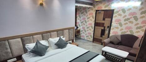 Bureau, espace de travail pour ordinateur portable, Wi-Fi gratuit