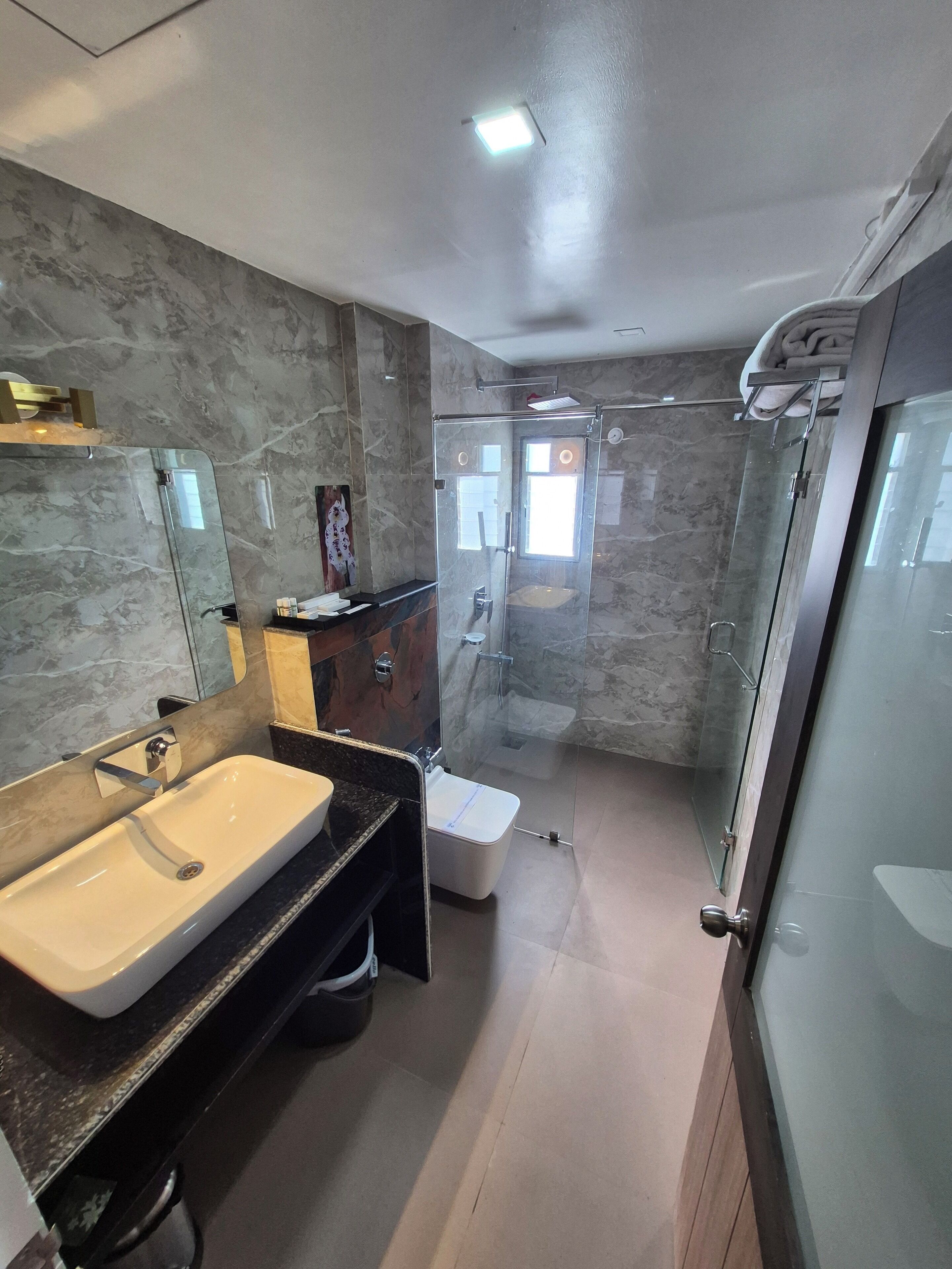 Standaard kamer, balkon, uitzicht op de stad | Badkamer | Een douche, gratis toiletartikelen, pantoffels, handdoeken