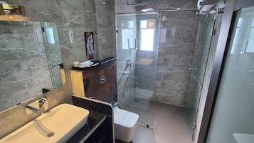 Standard Room, Balcony, City View | Bathroom | Shower, free toiletries, slippers, towels