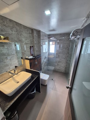 Standard Room, Balcony, City View | Bathroom | Shower, free toiletries, slippers, towels
