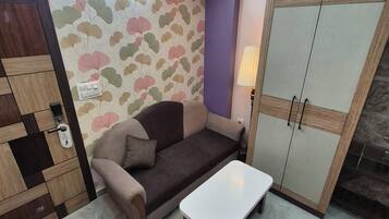 Deluxe Room | Desk, laptop workspace, free WiFi