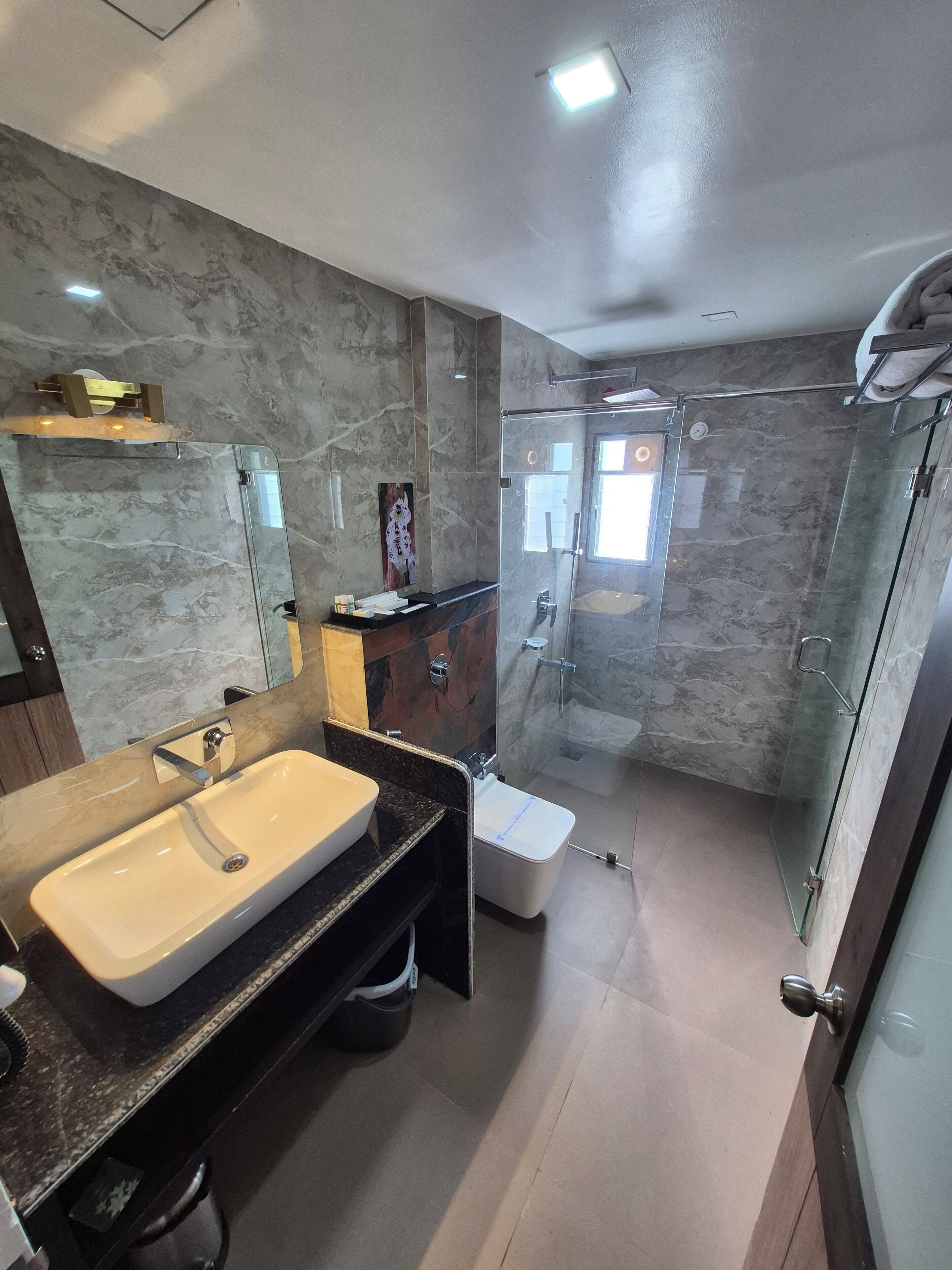 Habitación estándar, balcón, vista a la ciudad | Baño | Regadera, amenidades de baño gratuitas, pantuflas, toallas 