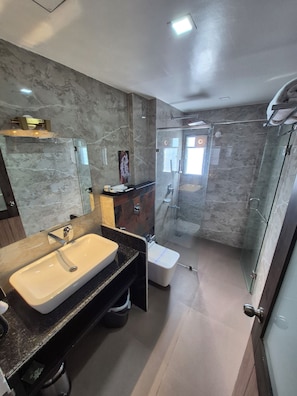 Standardzimmer, Balkon, Stadtblick | Badezimmer | Dusche, kostenlose Toilettenartikel, Hausschuhe, Handtücher