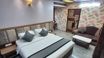 Deluxe Room | Desk, laptop workspace, free WiFi
