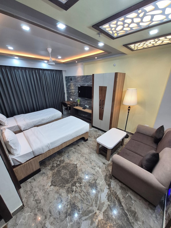 Standardzimmer, Balkon, Stadtblick | Schreibtisch, laptopgeeigneter Arbeitsplatz, kostenloses WLAN