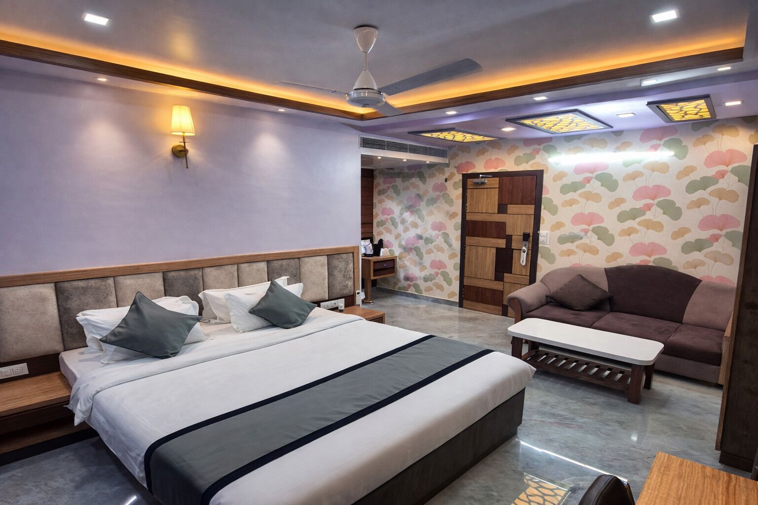 Desk, laptop workspace, free WiFi