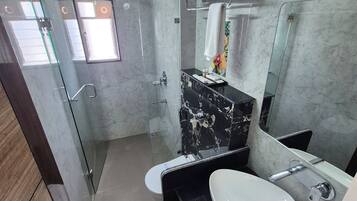 Habitación estándar, balcón, vista a la ciudad | Baño | Regadera, amenidades de baño gratuitas, pantuflas, toallas