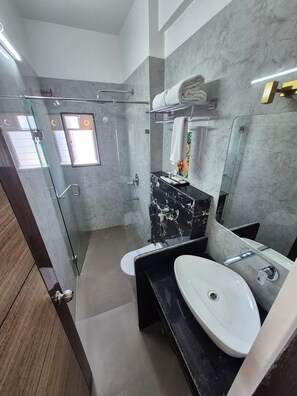 Standardrum - balkong - utsikt mot staden | Badrum | Dusch, gratis toalettartiklar, tofflor och handdukar