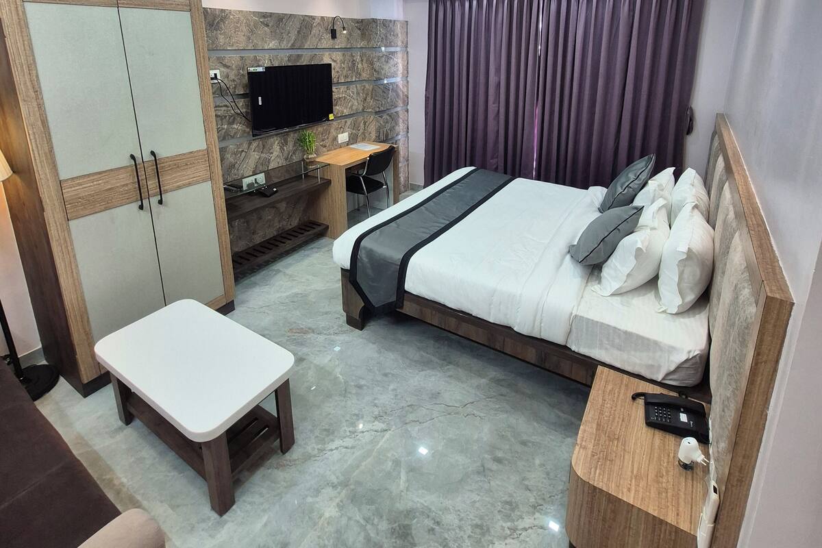 Desk, laptop workspace, free WiFi