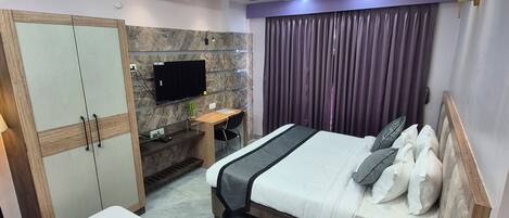 Deluxe Room | Desk, laptop workspace, free WiFi