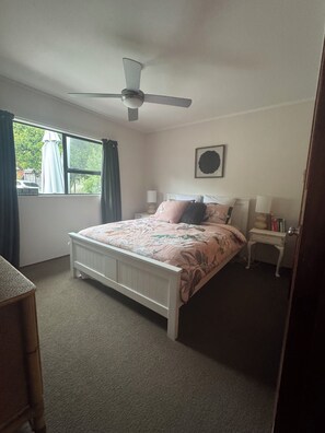 3 bedrooms, iron/ironing board, free WiFi, bed sheets - Cosy Whiritoa Beach Bach. Big Deck, 1-Min Walk to Sand & close to Whangamatā (Whiritoa)