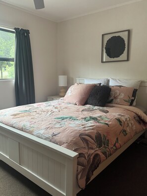 3 slaapkamers, een strijkplank/strijkijzer, gratis wifi, beddengoed