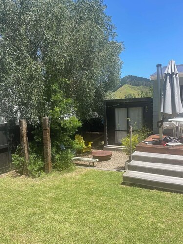 Cosy Whiritoa Beach Bach. Big Deck, 1-Min Walk to Sand & close to Whangamatā